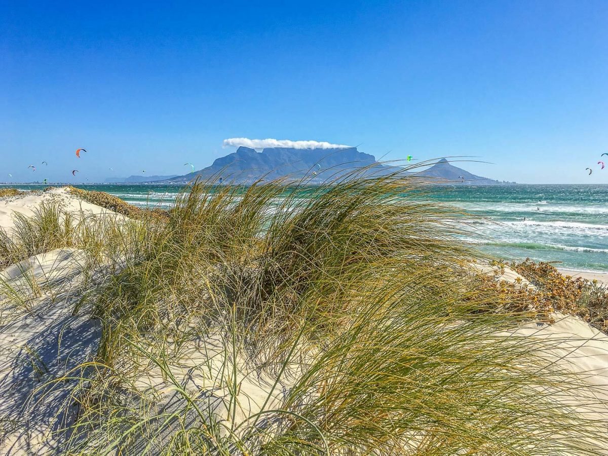 Sicht auf den Tafelberg vom Table View Strand