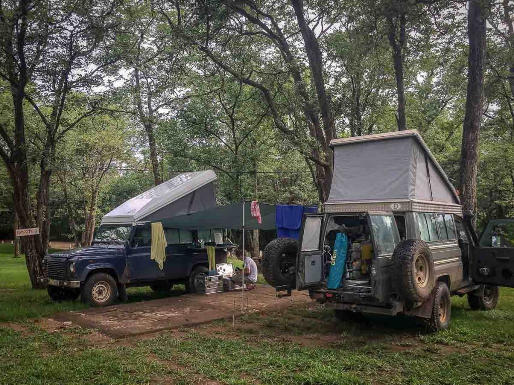 Das Tarp zwischen zwei Auto gespannt