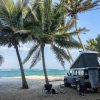 Unser Land Rover - die blaue Elise - am Strand von Tiwi Beach in Kenia